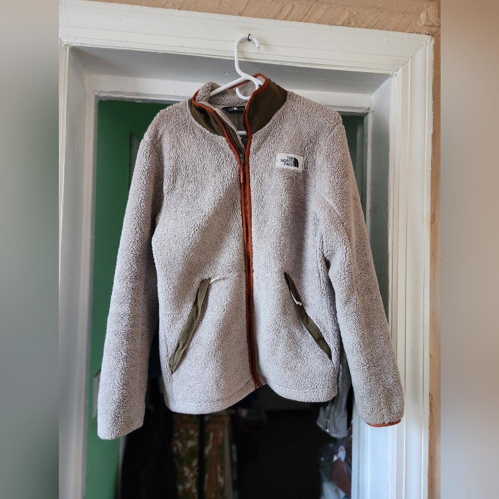 Northface women's fleece is soft and warm, very jacket